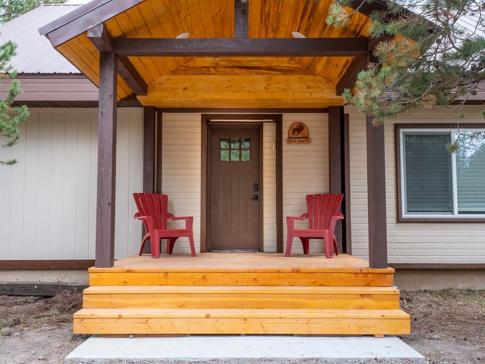 Wilderness Escape front porch with red chairs